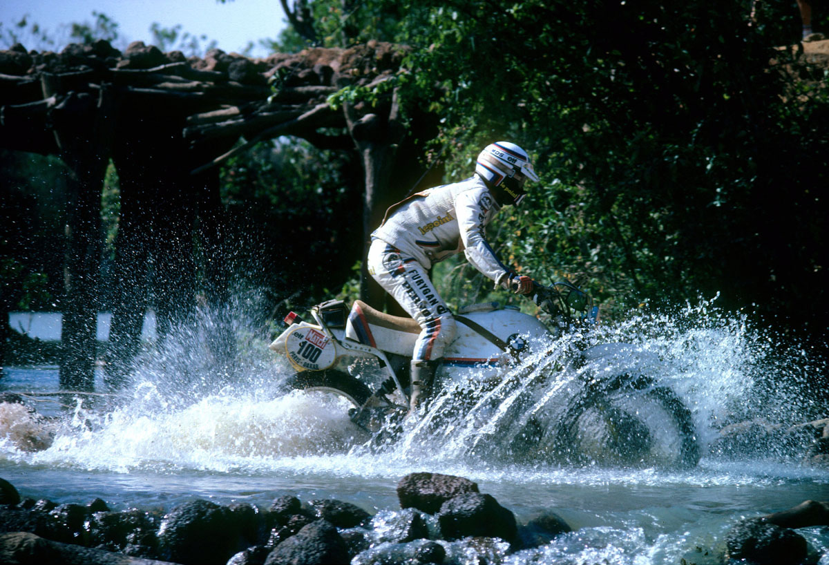 AUTO - RAID 1981 - PARIS ALGER DAKAR - PHOTO : DPPI
MOTO - HUBERT AURIOL (FRA) / BMW GS 800 - ACTION - WINNER